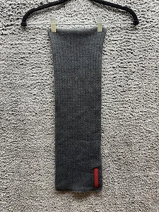 Bufanda de lana de cachemir tejida acanalada con logotipo parcheado de Prada gris oscuro 24" x 7" - Imagen 1 de 7
