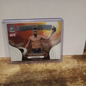 Yair Rodriguez 2023 Donruss Optik UFC ""Rising Suns Einsatz"" #22 - Bild 1 von 2