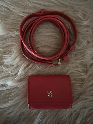 Autêntico Suporte Burberry Couro Vermelho AirPod Pro com Alça Preloved - Imagem 1 de 4