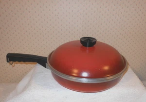 VINTAGE Club Aluminum Poppy Red Skillet Frying Pan w/Lid 10” Across x 2" High - Foto 1 di 9