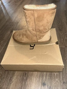 *NIB*UGG Women's Classic Short II Boot Size 8 Chestnut - Picture 1 of 7