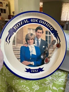1981 Royal Wedding Prince Charles and Princess Diana Tin Serving Tray/2 Spoons - Picture 1 of 5