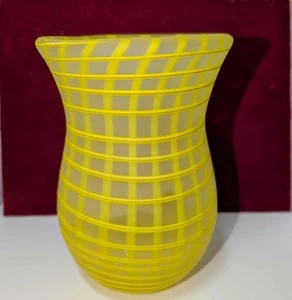 Milchglas Kunstglas Vase hellgelb gefüttert Design Top Zustand - Bild 1 von 2