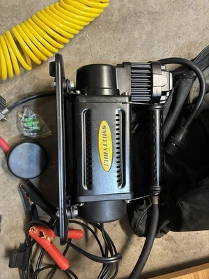 Compresor de aire smittybilt usado dos veces prácticamente nuevo todavía. Foto 1 de 4