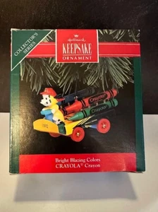 1992 Hallmark Keepsake Ornamento Crayola Crayons Colores Brillantes Caja para Perro - Imagen 1 de 5