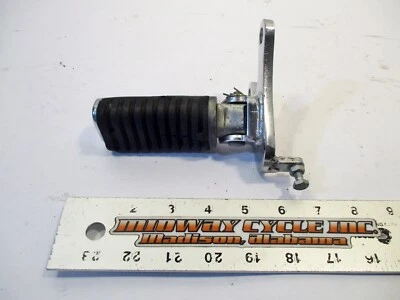 KYMCO VENOX 250 REPOSAPIÉS CONDUCTOR DELANTERO DERECHO CLAVIJA Y MONTAJE 50615-KED9-900 RA50 lm Foto 1 de 4