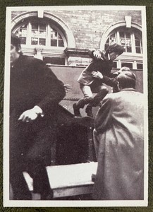 1964 Topps The Beatles Movie “A Hard Days Night” #21 Beatles running away