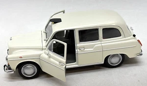 Welly 22450 Austin FX4 London Taxi Cab White 4 Door 1/24 scale Diecast Toy Car - Picture 1 of 16