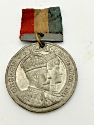 King Geore V and Queen Mary Silver Jubilee Commerative Medal - Image 1 of 2