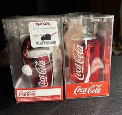 Adornos de lata de Coca Cola X2. Rojo brillante, nuevo en caja, 2010 y 2024 Foto 1 de 4