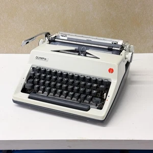 Máquina de escribir portátil Olympia De Luxe SM9 años 60 en estado de funcionamiento con estuche - Imagen 1 de 7