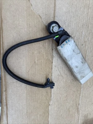 Пряжка заднего ремня безопасности левая для Cadillac SRX 2010-2016 годов выпуска 2-й ряд желтовато-коричневая D50 - Изображение 1 из 4