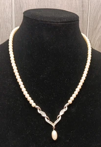 Avon Kayla Set Regalo 2 Pezzi Strass Perla 20" Collo 1,5" Orecchio Traforato Tono Argento - Foto 1 di 7