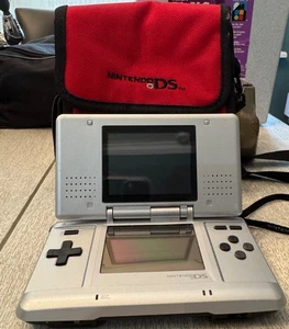 Nintendo DS Original NTR-001 Konsole Titan Silber nur Konsole mit Tragetasche - Bild 1 von 19