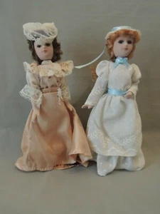2 Collectible porcelain small dolls 20cm with very nice dresses - Picture 1 of 9