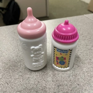 2 Vintage Fisher Price Little Mommy Puppe Ersatz Baby Flasche Rosa Oberteil 3 Zoll - Bild 1 von 3