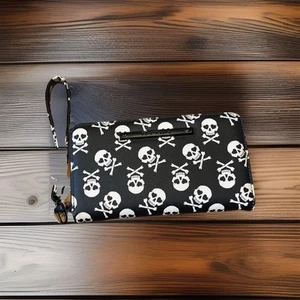 New Betsey Johnson Black SKULLS & CROSSBONES Zip Around Wallet Wristlet VHTF - Picture 1 of 11