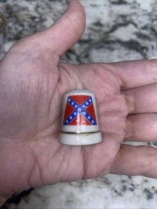 Fingerhut Porzellan rot, blau und weiß Flagge mit goldener Zierborte - Bild 1 von 2