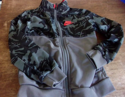 Jaqueta de pista Nike cinza escuro camuflada com zíper com logotipo laranja menino tamanho 4T - Imagem 1 de 4