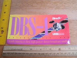 Calcomanía de empleado de lanzamiento espacial Hughes misión satélite DBS-1 V62 de colección - Imagen 1 de 2