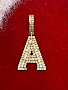 Dije colgante inicial 'A' con capital de diamante redondo, oro amarillo de 14 k, 1,2 pulgadas - Imagen 1 de 7