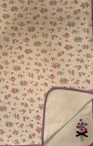 Coperta bambino vintage 2005 Gymboree lavanda floreale reversibile - fiocco viola - come nuova con - Foto 1 di 5