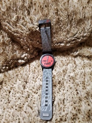 Reloj con correa de silicona con estampado de camuflaje diario Red Face Neff usado en excelente estado. Necesita batería. Foto 1 de 4