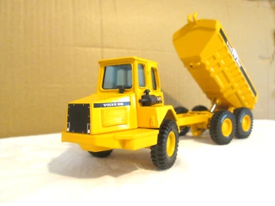 CONSTRUCCIÓN/TRANSPORTE PESADO - CAMIÓN DE ROCA ARTICULADO VOLVO BM A25 ESCALA 1,50  Foto 1 de 4