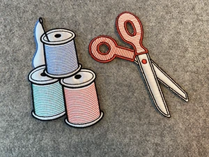 Tijeras de hilo de carrete con tema de costura bordado hierro sobre apliques - Imagen 1 de 1