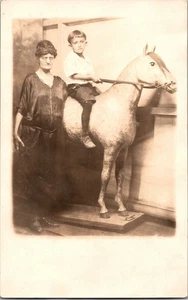 Cartolina antica RPPC ragazzo su finto cavallo studio ritratto donna occhiali c1910 KE14 - Foto 1 di 2