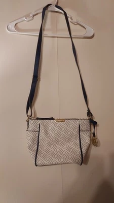 Cartera Bandolera Liz Claiborne Adj Gris/Blanco Geométrica con Borde Azul Cremallera con Bolsillos Foto 1 de 4