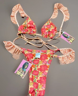 Nuevo con etiquetas Conjunto de Bikini de Natación Strawberry Milk Mob Talla Mediana/Grande Cottagecore Volantes Foto 1 de 3