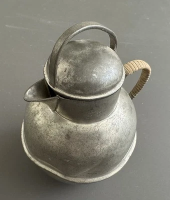 Tetera vintage con mango envuelto de mimbre de peltre Marion Foto 1 de 4