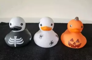 Juego de 3 Patos de Goma Halloween Naranja Calabaza Arañas Blancas Esqueleto Negro - Imagen 1 de 9