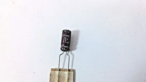 100 Condensador PartMiner Electrolítico Aluminio Cable Radial 47uF 25C 105°C (M) KME - Imagen 1 de 7