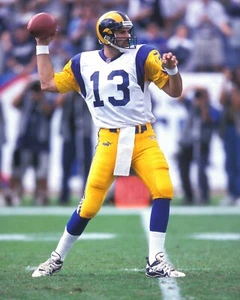 KURT WARNER 8X10 PHOTO ST LOUIS RAMS PICTURE NFL FOOTBALL LOOKING TO PASS - Picture 1 of 1