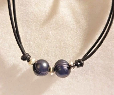 Collana girocollo in cuoio con 2 perle e argento 925 - Immagine 1 di 3