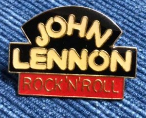 Spilla risvolto smaltato NUOVO NOS John Lennon Rock N Roll 1" camicia badge ~890A - Foto 1 di 2