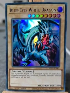 BLUE-EYES WHITE DRAGON - LDS2-EN001 Ultra Rare BLUE / 1st Edition Near Mint - Bild 1 von 3