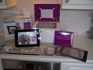 Philips Digital Photo Frame - 10FF2M4 - 9.4" view area - changeable frames - Picture 1 of 11