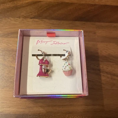 Nuevos Pendientes Colgantes Betsey Johnson Mezclador Tono Dorado y Cupcake Desajuste Color Rosa Foto 1 de 4