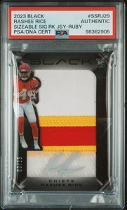 2023 Panini Black Auto Rookie Jersey Rashee Rice #SSRJ29 RK Jsy Ruby 03/15 - Foto 1 di 2