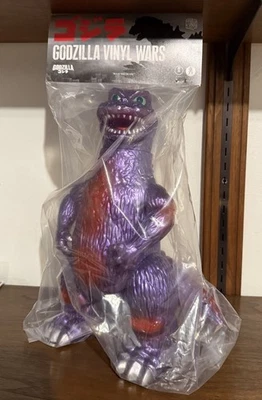 "JUGUETE MEDICOM GIGANTE BONITO GODZILLA PÚRPURA METÁLICO CON EXCESO DE SPRAY ROJO 13,75""" Foto 1 de 4