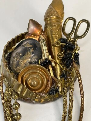 DE COLECCIÓN MAXIMAL ART JOHN WIND CADENA STEAMPUNK RESINA ECLÉCTICA TONO DORADO BROCHE PIN Foto 1 de 3