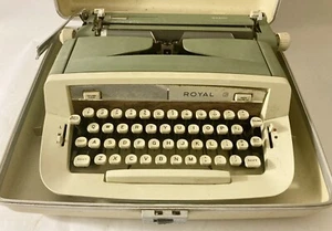Royal Sabre Green Manual Typewriter 1970s w/ Original Carry Case - Picture 1 of 9