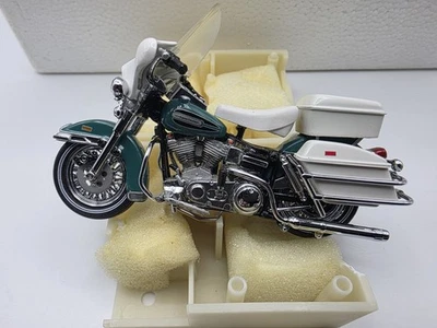 FRANKLIN MINT 1976 HARLEY DAVIDSON ELECTRA GLIDE IN 1/24 SCALE DIE-CAST METAL - Image 1 of 4