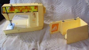 Máquina de coser Singer Genie 354 vintage con cubierta y pedal - Imagen 1 de 15
