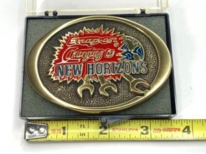 Herramientas a presión de colección Hebilla de cinturón de latón Racing To New Horizons - Imagen 1 de 5