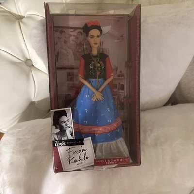 Muñeca Barbie Frida Kahlo Firma Inspiradora Mujer Serie Articulada Nueva En Caja Original Foto 1 de 4