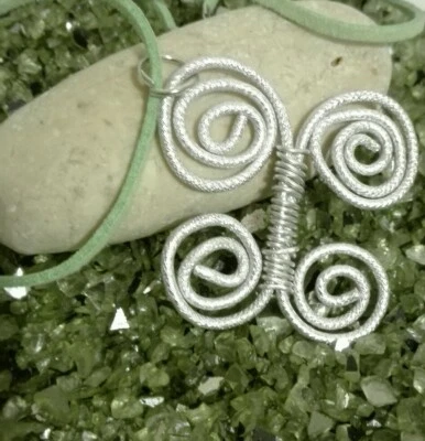 ORIGINALE COLLANA CON CIONDOLO IN ALLUMINIO REALIZZATO A MANO CON TECNICA WIRE - Immagine 1 di 2